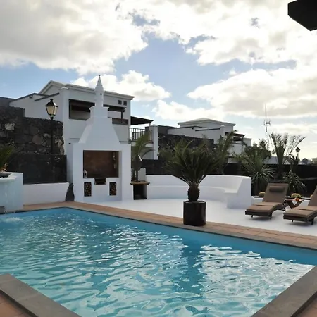 Modern Eingerichtetes Ferienhaus Mit Pool Im Garten An Der Sudkuste Von Lanzarote Prázdninový dům Playa Blanca (Lanzarote)