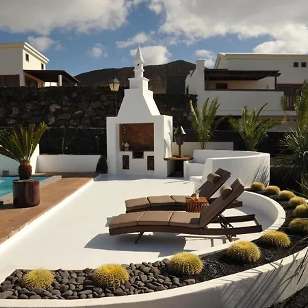 Modern Eingerichtetes Ferienhaus Mit Pool Im Garten An Der Sudkuste Von Lanzarote Prázdninový dům *