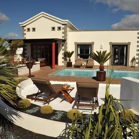 Modern Eingerichtetes Ferienhaus Mit Pool Im Garten An Der Sudkuste Von Lanzarote Сasa de vacaciones Playa Blanca (Lanzarote)