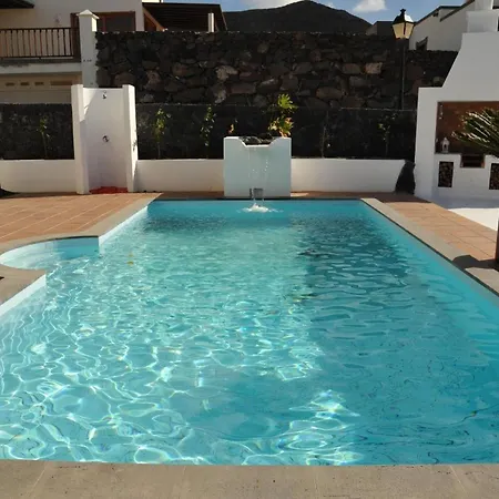 Tatil Evi Modern Eingerichtetes Ferienhaus Mit Pool Im Garten An Der Sudkuste Von Lanzarote *