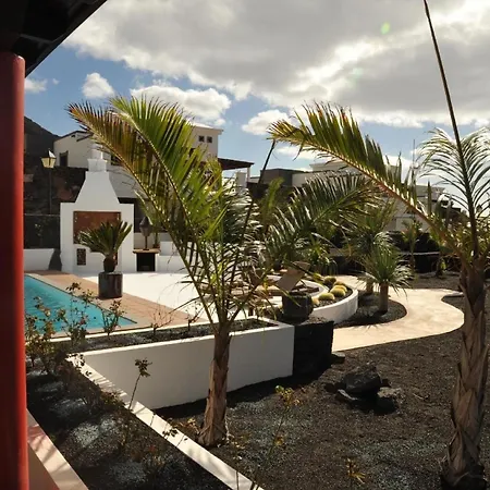 Modern Eingerichtetes Ferienhaus Mit Pool Im Garten An Der Sudkuste Von Lanzarote Playa Blanca (Lanzarote)