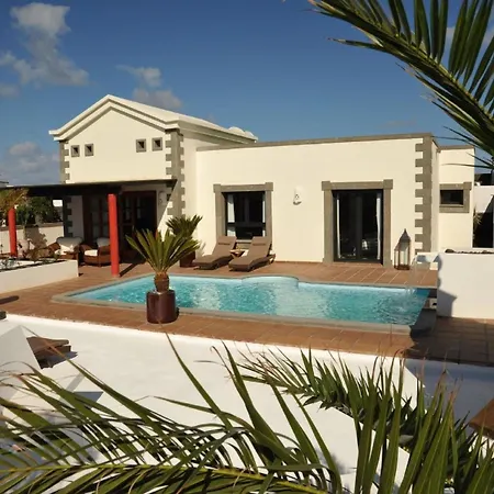 Modern Eingerichtetes Ferienhaus Mit Pool Im Garten An Der Sudkuste Von Lanzarote *