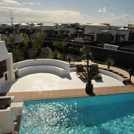 Modern Eingerichtetes Ferienhaus Mit Pool Im Garten An Der Sudkuste Von Lanzarote בית נופש *