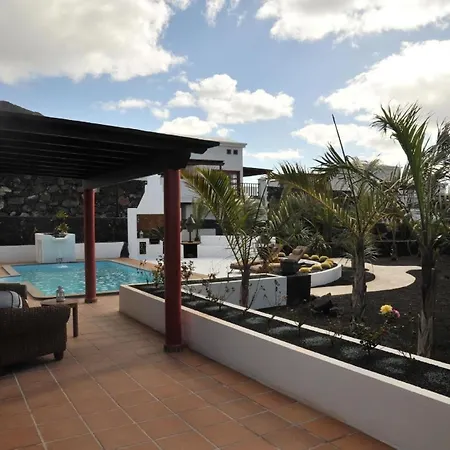 Modern Eingerichtetes Ferienhaus Mit Pool Im Garten An Der Sudkuste Von Lanzarote פלאיה בלנקה