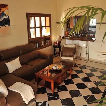 Modern Eingerichtetes Ferienhaus Mit Pool Im Garten An Der Sudkuste Von Lanzarote * פלאיה בלנקה