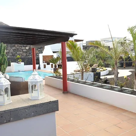 Modern Eingerichtetes Ferienhaus Mit Pool Im Garten An Der Sudkuste Von Lanzarote בית נופש
