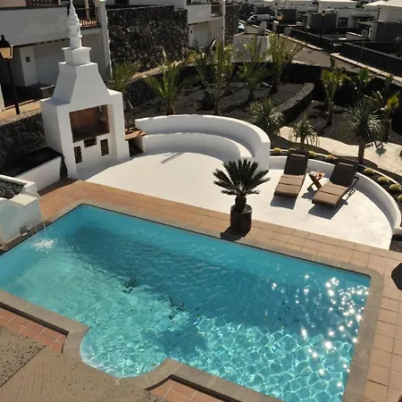 別荘 Modern Eingerichtetes Ferienhaus Mit Pool Im Garten An Der Sudkuste Von Lanzarote